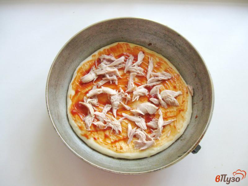 Фото приготовление рецепта: Пицца с отварной курицей и салями шаг №4