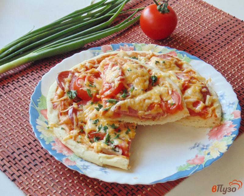 Фото приготовление рецепта: Пицца с отварной курицей и салями шаг №8