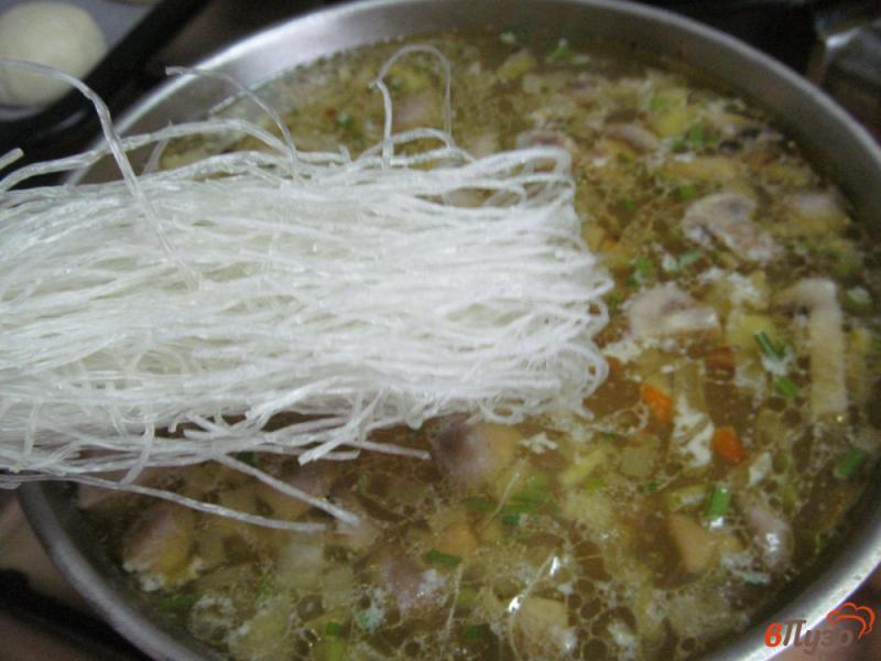 Фото приготовление рецепта: Суп с грибной поджаркой шаг №4