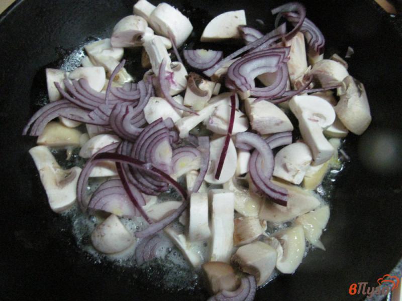 Фото приготовление рецепта: Йоркширский пудинг с грибной начинкой и сыром фета шаг №6