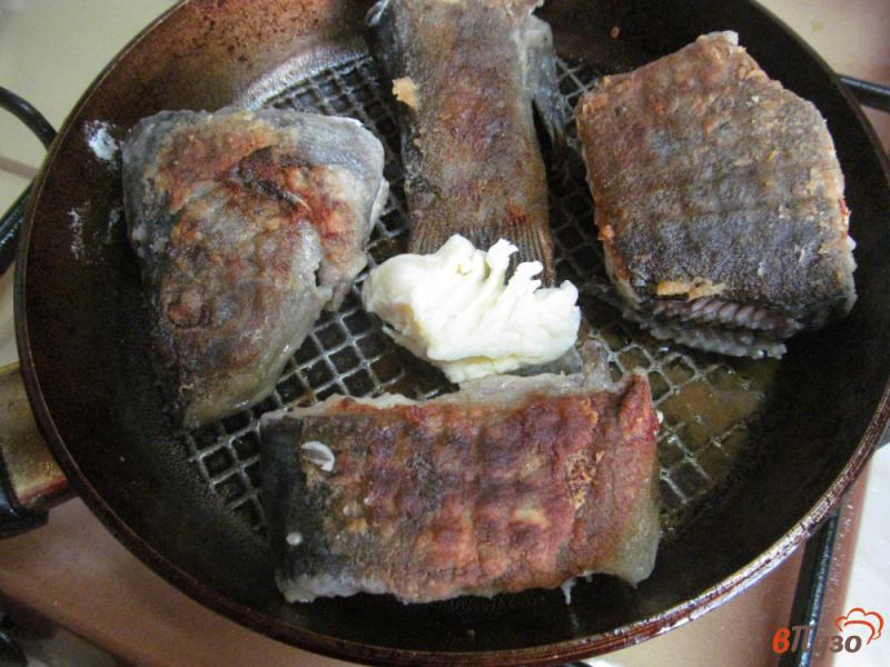 Фото приготовление рецепта: Жареная рыба с салатом шаг №3