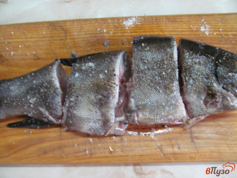 Фото приготовление рецепта: Жареная рыба с салатом шаг №2