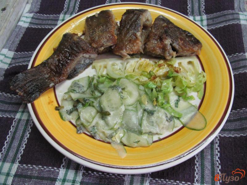 Фото приготовление рецепта: Жареная рыба с салатом шаг №8