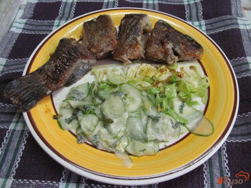 Фото приготовление рецепта: Жареная рыба с салатом шаг №7