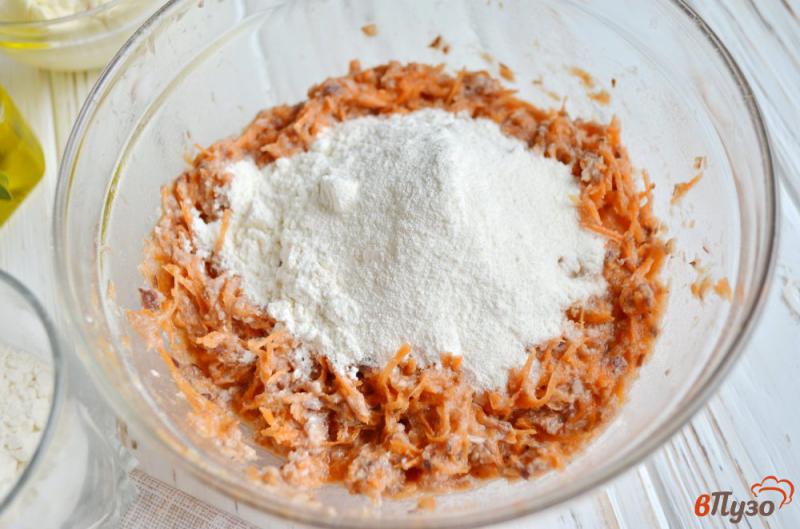 Фото приготовление рецепта: Морковный торт с сардиной и сливочным сыром шаг №3