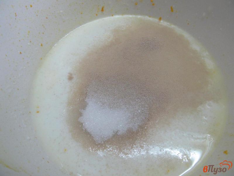 Фото приготовление рецепта: Булочки на кислом молоке с цедрой апельсина и фетой шаг №2