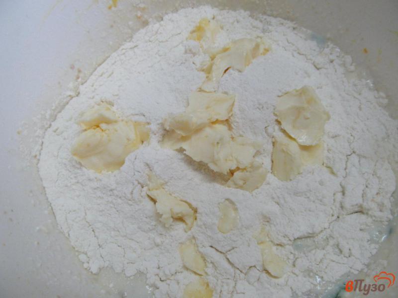 Фото приготовление рецепта: Булочки на кислом молоке с цедрой апельсина и фетой шаг №4