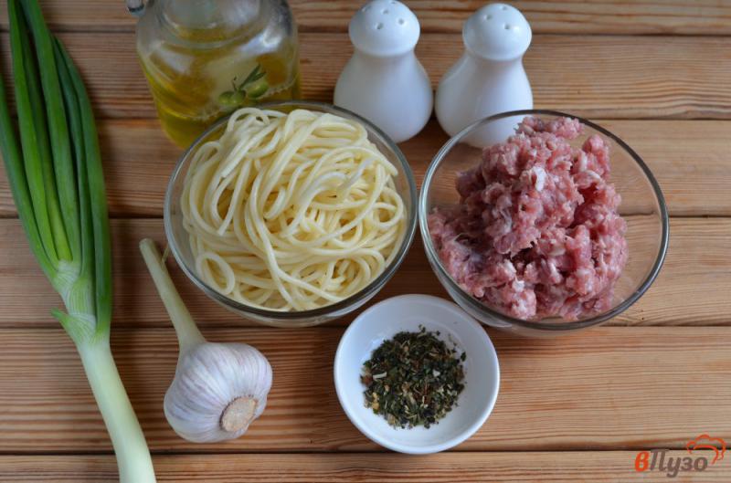 Фото приготовление рецепта: Оладушки из фарша и спагетти шаг №1