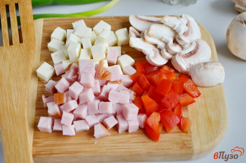 Фото приготовление рецепта: Омлет в духовке с грибами, ветчиной, паприкой и сыром шаг №2