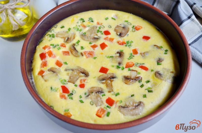 Фото приготовление рецепта: Омлет в духовке с грибами, ветчиной, паприкой и сыром шаг №5