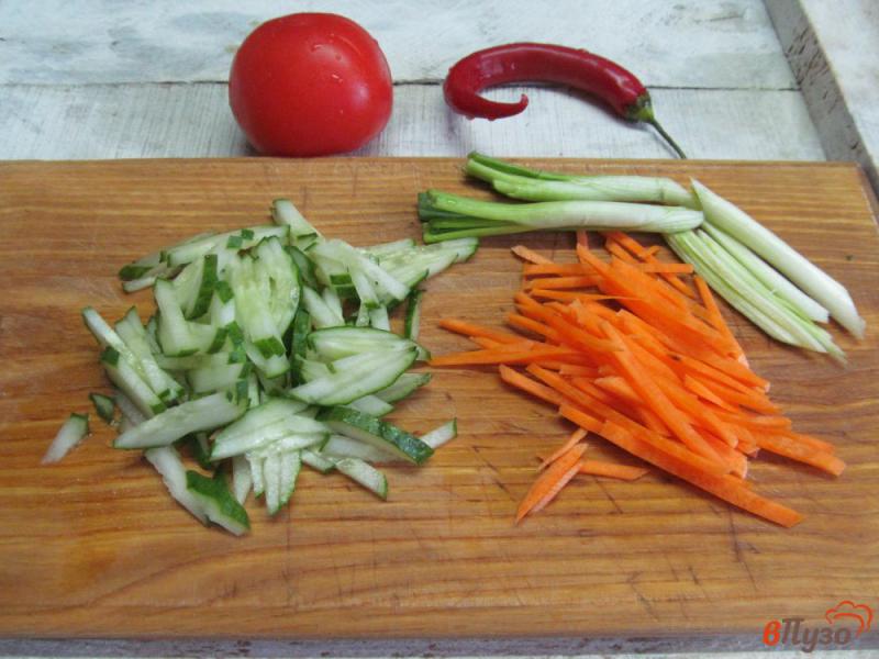 Фото приготовление рецепта: Рис с сосисками и овощами шаг №2