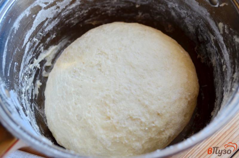 Фото приготовление рецепта: Пасхальный «венок» с маком, орехами и изюмом шаг №4