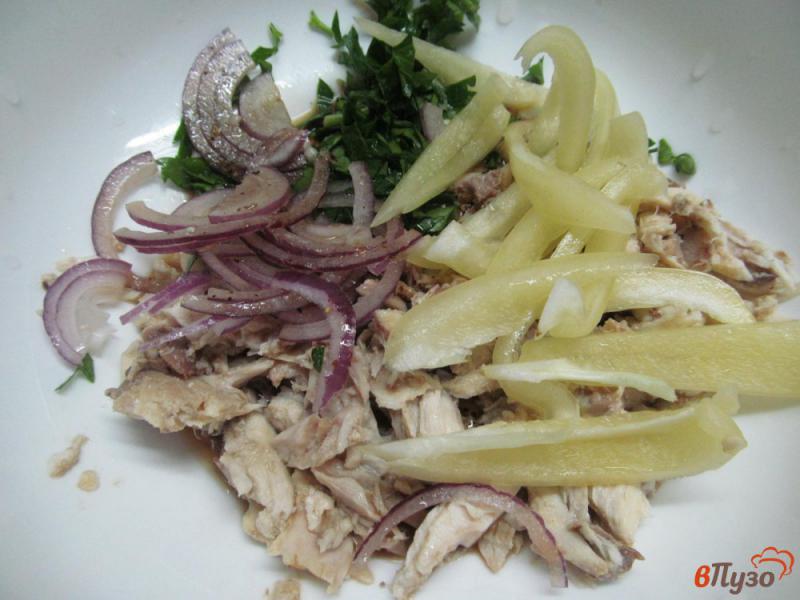 Фото приготовление рецепта: Салат с сухариками и курицей шаг №2