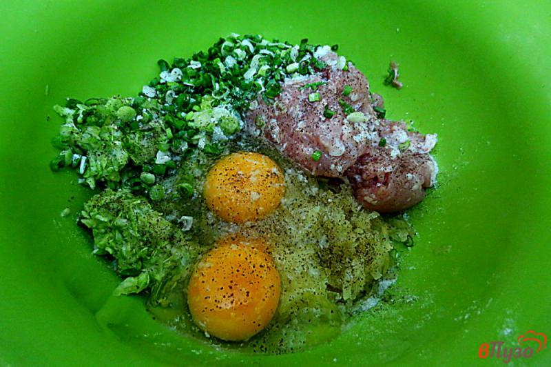 Фото приготовление рецепта: Оладьи из фарша, кабачков и картофеля шаг №6