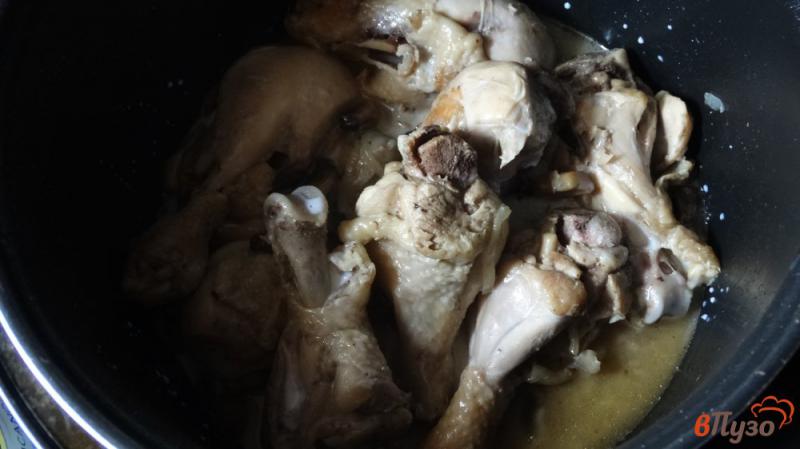 Фото приготовление рецепта: Куриные голени с шампиньонами в мультиварке шаг №6