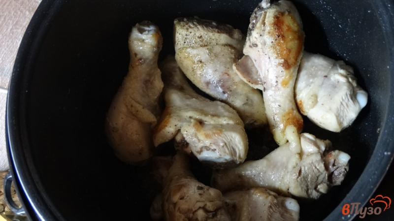 Фото приготовление рецепта: Куриные голени с шампиньонами в мультиварке шаг №4