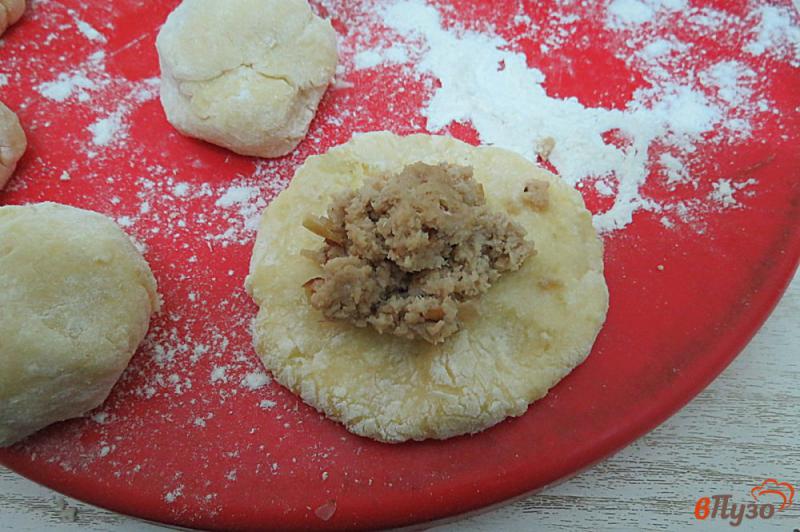 Фото приготовление рецепта: Картофельные пирожки с фаршем ( в духовке) шаг №10