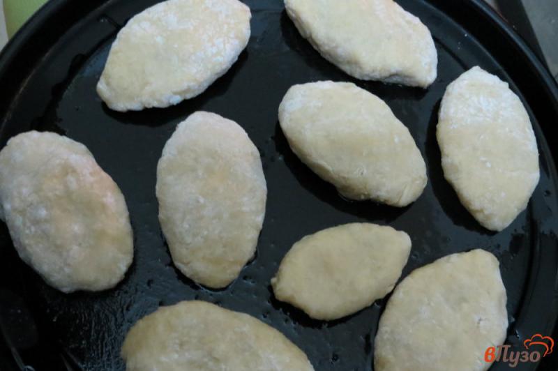 Фото приготовление рецепта: Картофельные пирожки с фаршем ( в духовке) шаг №11