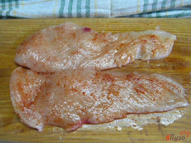 Фото приготовление рецепта: Куриное филе с гарниром из грибов и кабачка под соусом шаг №1