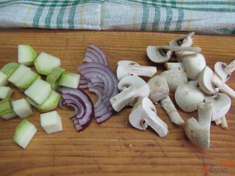 Фото приготовление рецепта: Куриное филе с гарниром из грибов и кабачка под соусом шаг №2