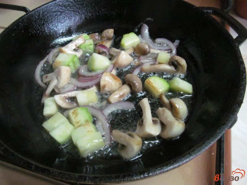Фото приготовление рецепта: Куриное филе с гарниром из грибов и кабачка под соусом шаг №3