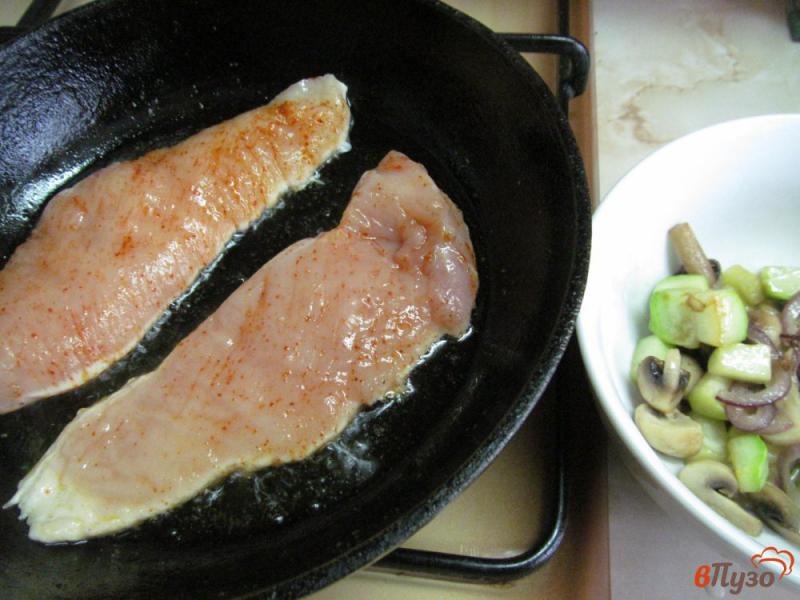 Фото приготовление рецепта: Куриное филе с гарниром из грибов и кабачка под соусом шаг №4