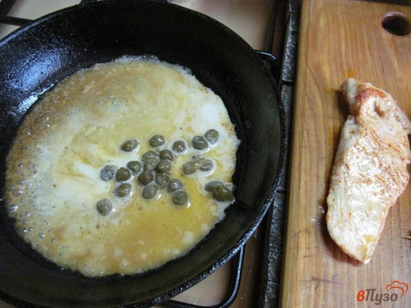Фото приготовление рецепта: Куриное филе с гарниром из грибов и кабачка под соусом шаг №5
