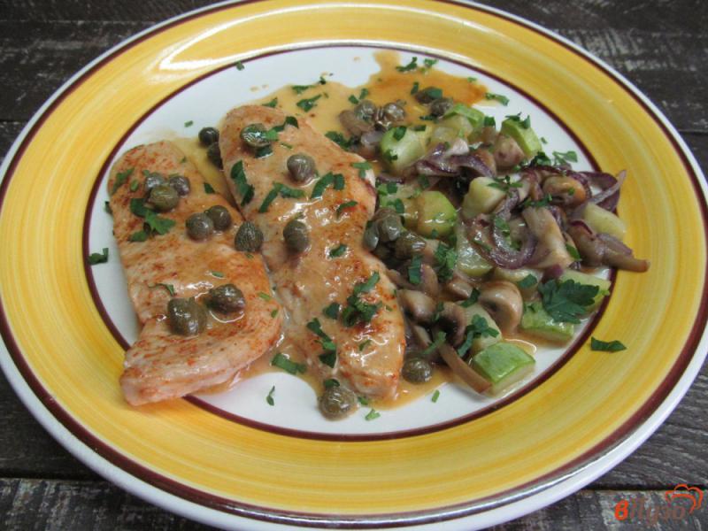 Фото приготовление рецепта: Куриное филе с гарниром из грибов и кабачка под соусом шаг №7