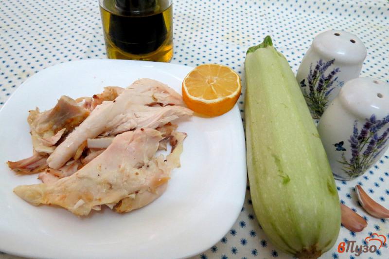 Фото приготовление рецепта: Тёплый салат из куриной грудки шаг №1