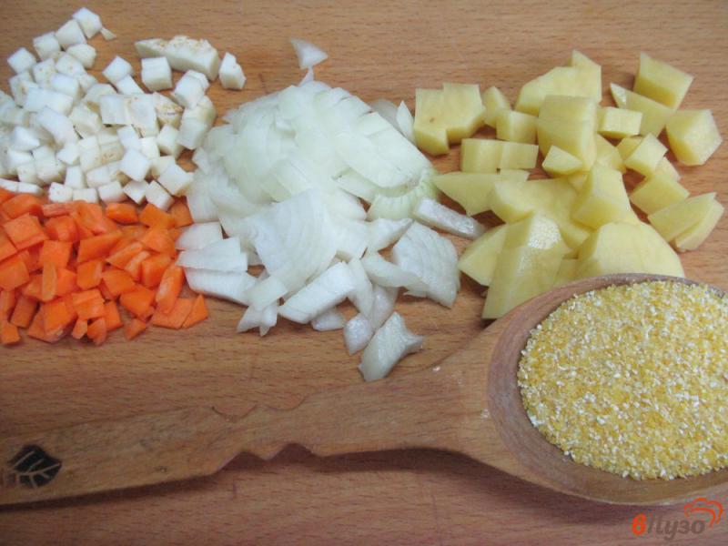 Фото приготовление рецепта: Овощной суп с колбасой кукурузной крупой и оливками шаг №1