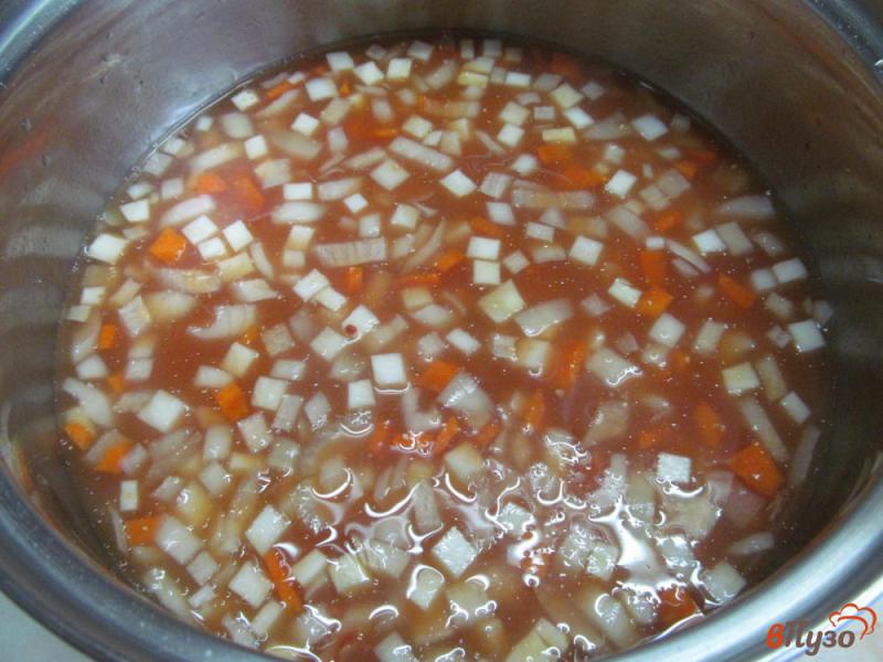 Фото приготовление рецепта: Овощной суп с колбасой кукурузной крупой и оливками шаг №2
