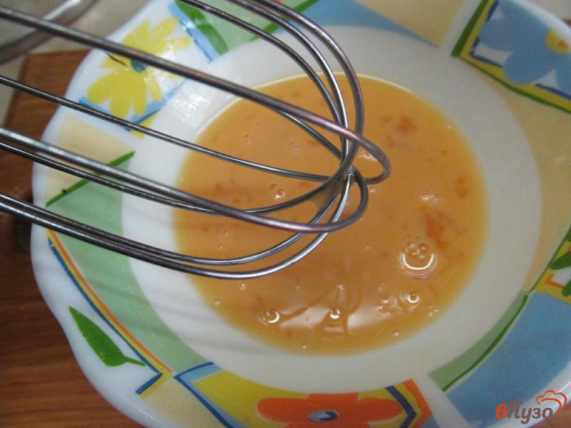 Фото приготовление рецепта: Овощной суп с колбасой кукурузной крупой и оливками шаг №4
