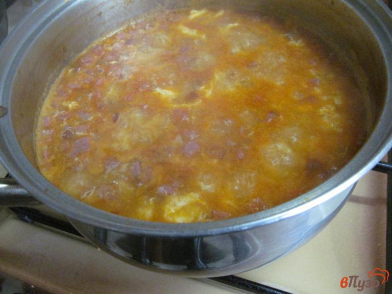 Фото приготовление рецепта: Овощной суп с колбасой кукурузной крупой и оливками шаг №5