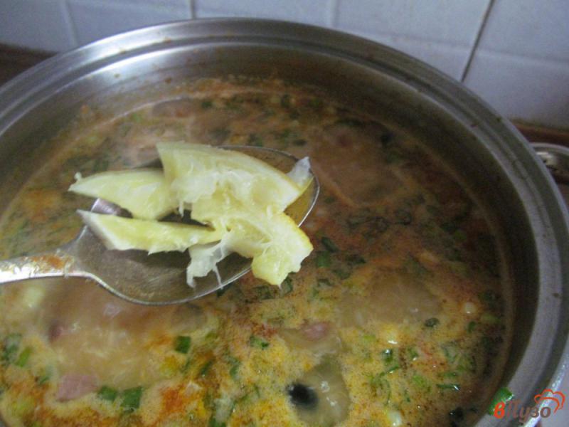 Фото приготовление рецепта: Овощной суп с колбасой кукурузной крупой и оливками шаг №7