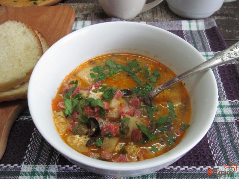 Фото приготовление рецепта: Овощной суп с колбасой кукурузной крупой и оливками шаг №8
