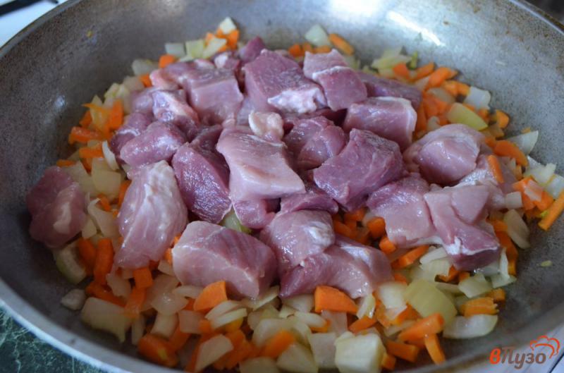 Фото приготовление рецепта: Плов на сковороде со свининой шаг №4