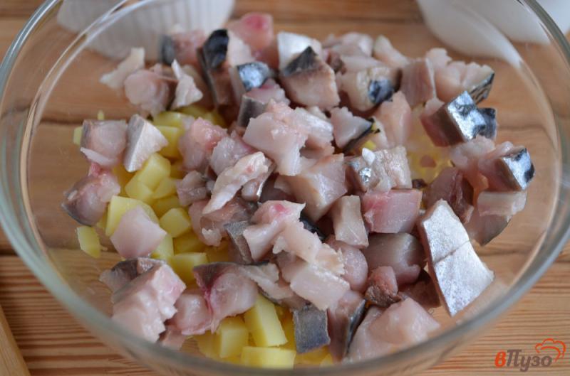 Фото приготовление рецепта: Салат из соленой скумбрии шаг №3