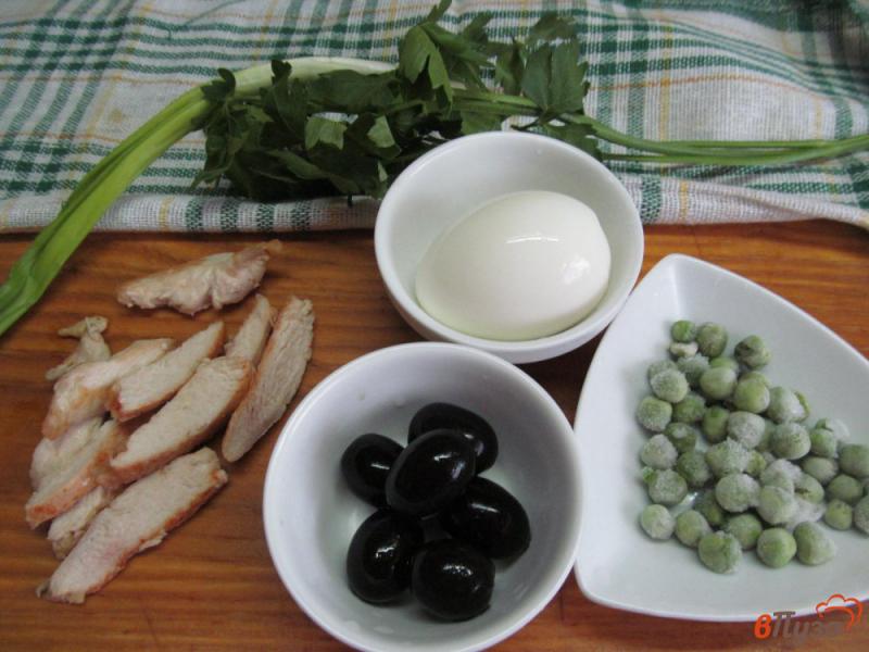 Фото приготовление рецепта: Салат из курицы и оливок шаг №1
