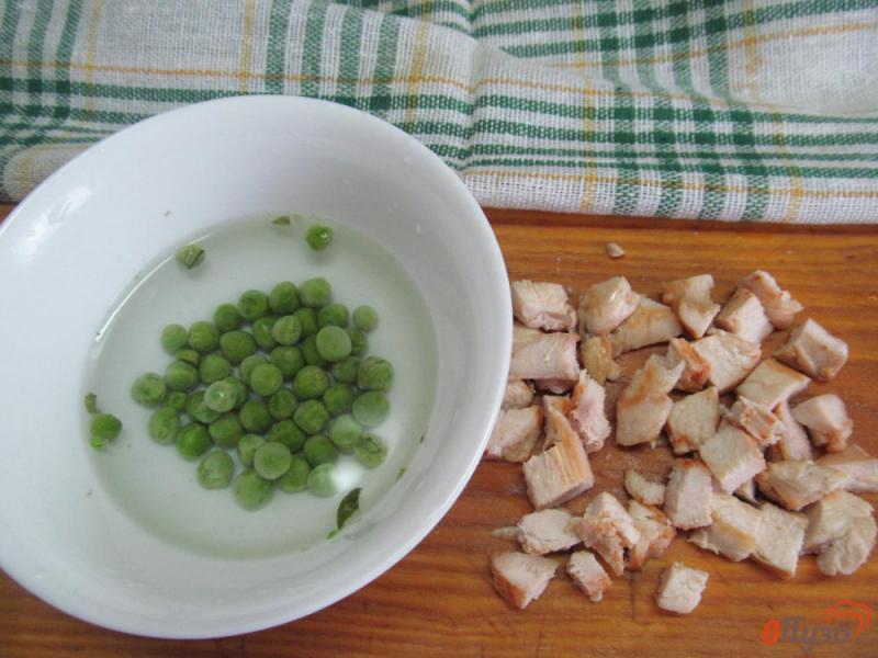 Фото приготовление рецепта: Салат из курицы и оливок шаг №2
