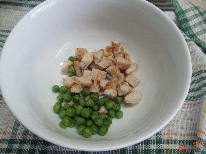 Фото приготовление рецепта: Салат из курицы и оливок шаг №3
