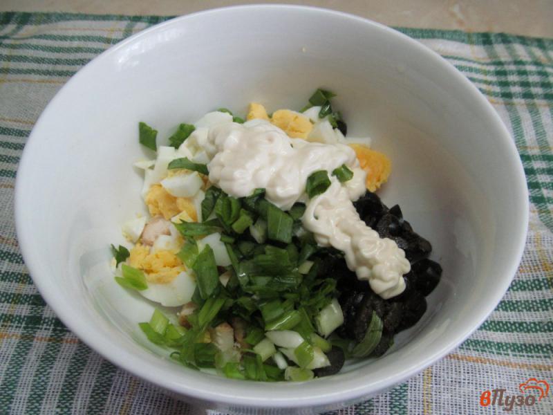 Фото приготовление рецепта: Салат из курицы и оливок шаг №7