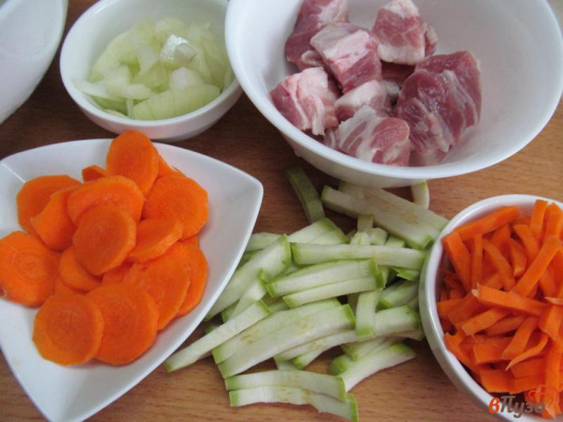 Фото приготовление рецепта: Плов в мультиварке с овощами и свининой шаг №1
