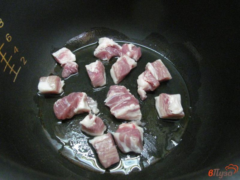 Фото приготовление рецепта: Плов в мультиварке с овощами и свининой шаг №3