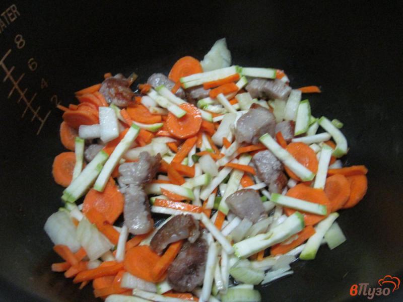 Фото приготовление рецепта: Плов в мультиварке с овощами и свининой шаг №4
