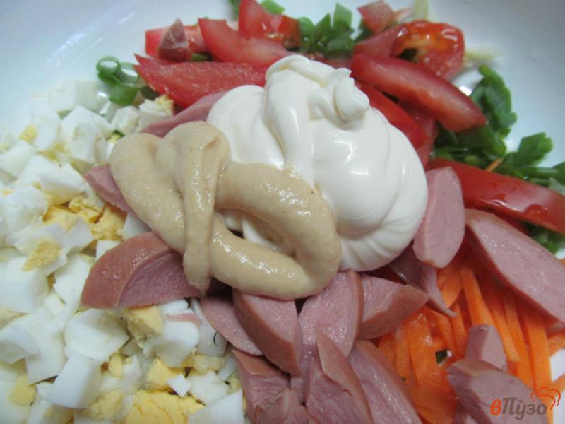 Фото приготовление рецепта: Салат из риса с сосисками шаг №4