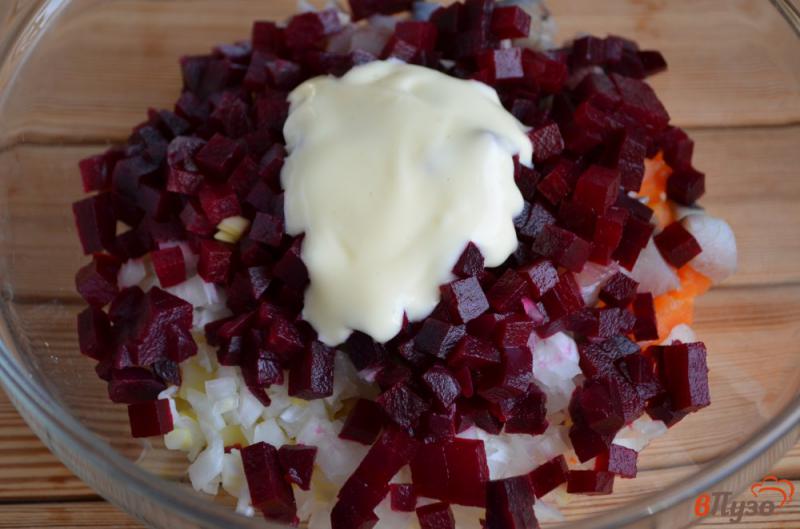Фото приготовление рецепта: Праздничный салат в виде восьмерки шаг №3