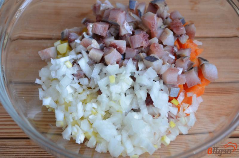 Фото приготовление рецепта: Праздничный салат в виде восьмерки шаг №2