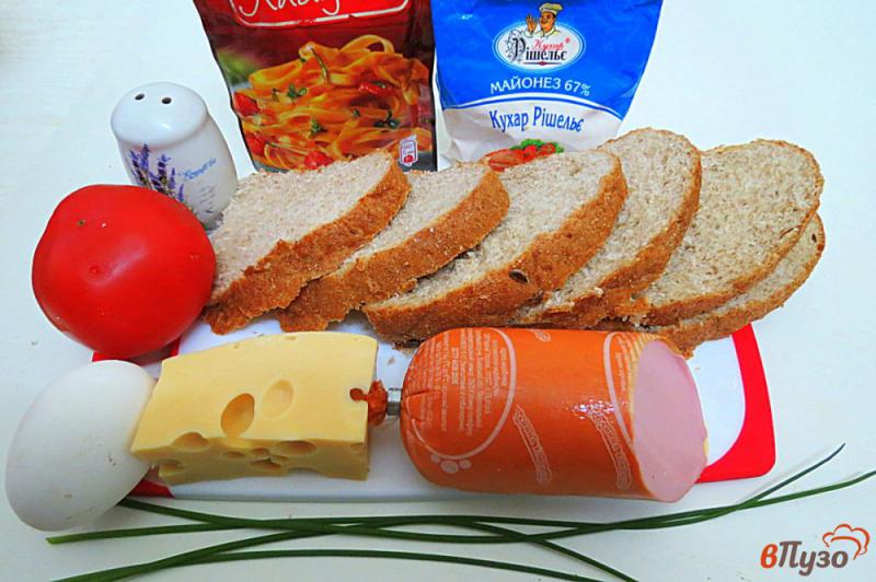 Фото приготовление рецепта: Горячие бутерброды с колбасой и помидорами шаг №1