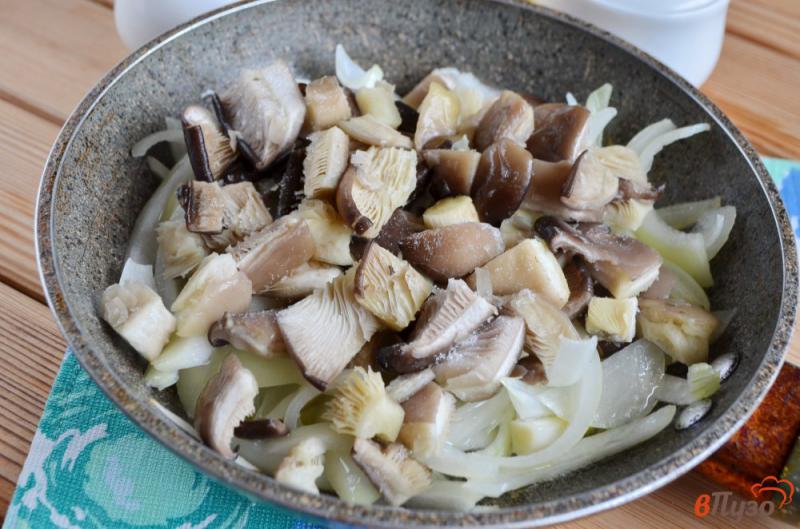 Фото приготовление рецепта: Салат из кальмаров с жареными грибами шаг №3