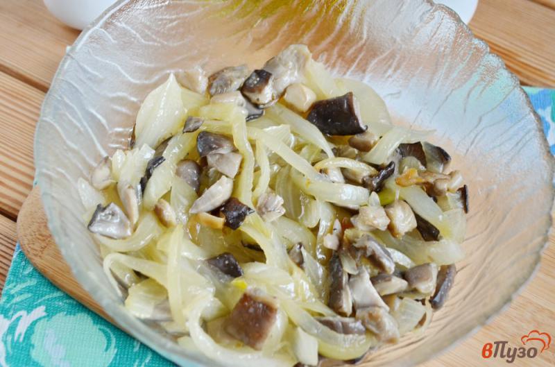 Фото приготовление рецепта: Салат из кальмаров с жареными грибами шаг №5